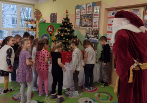 Przedszkolaki z grupy IV oglądają prezenty od Mikołaja